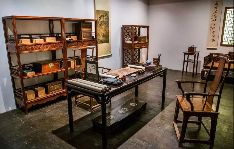 为什么家具建议买红木的？一套红木家具用十年还可以换套房